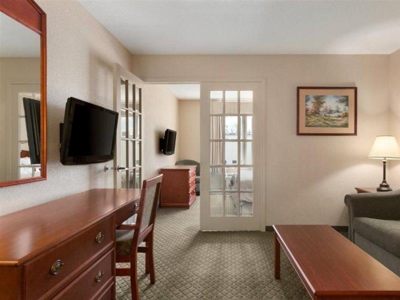 Days Inn & Suites By Wyndham Winkler Buitenkant foto