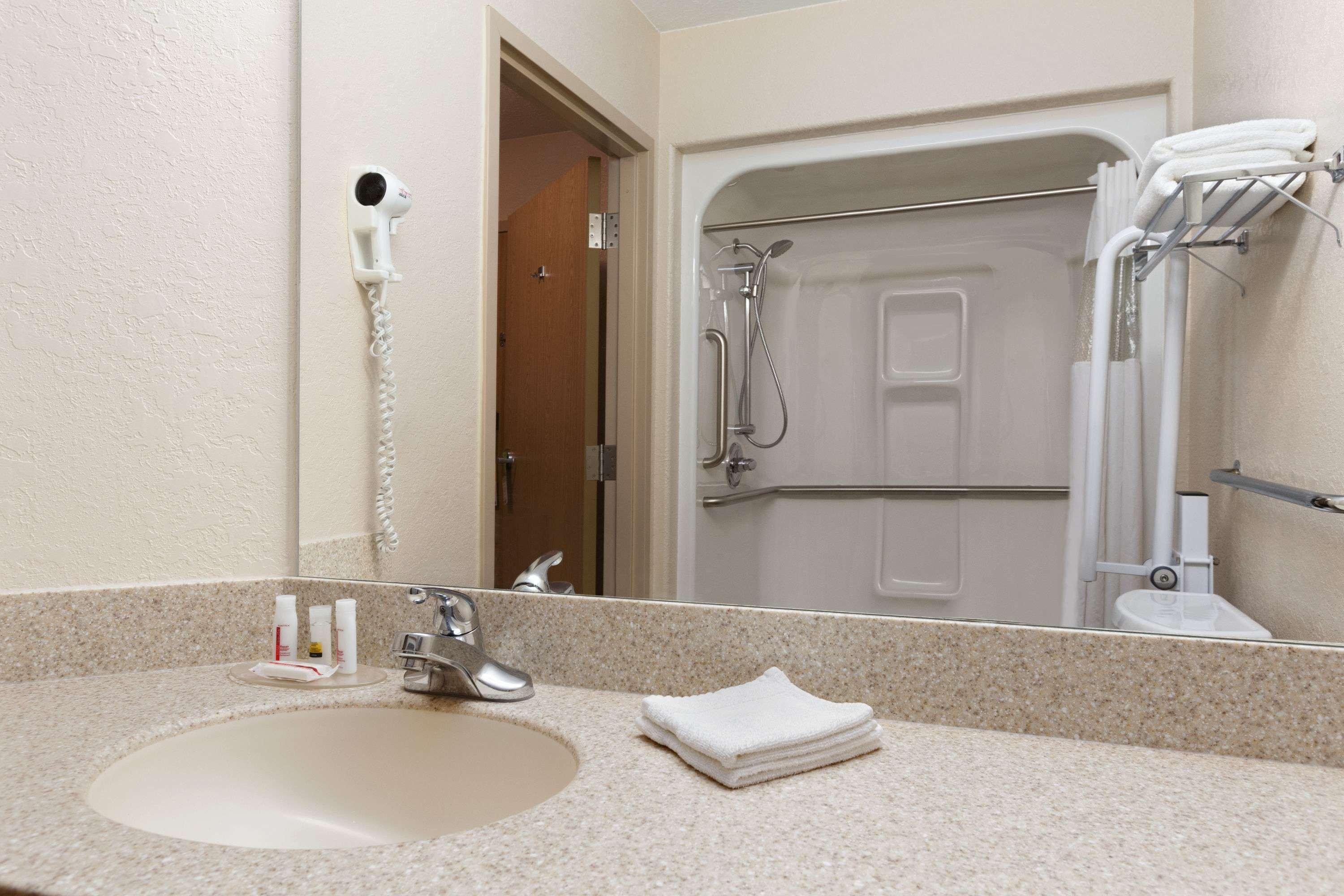 Days Inn & Suites By Wyndham Winkler Buitenkant foto