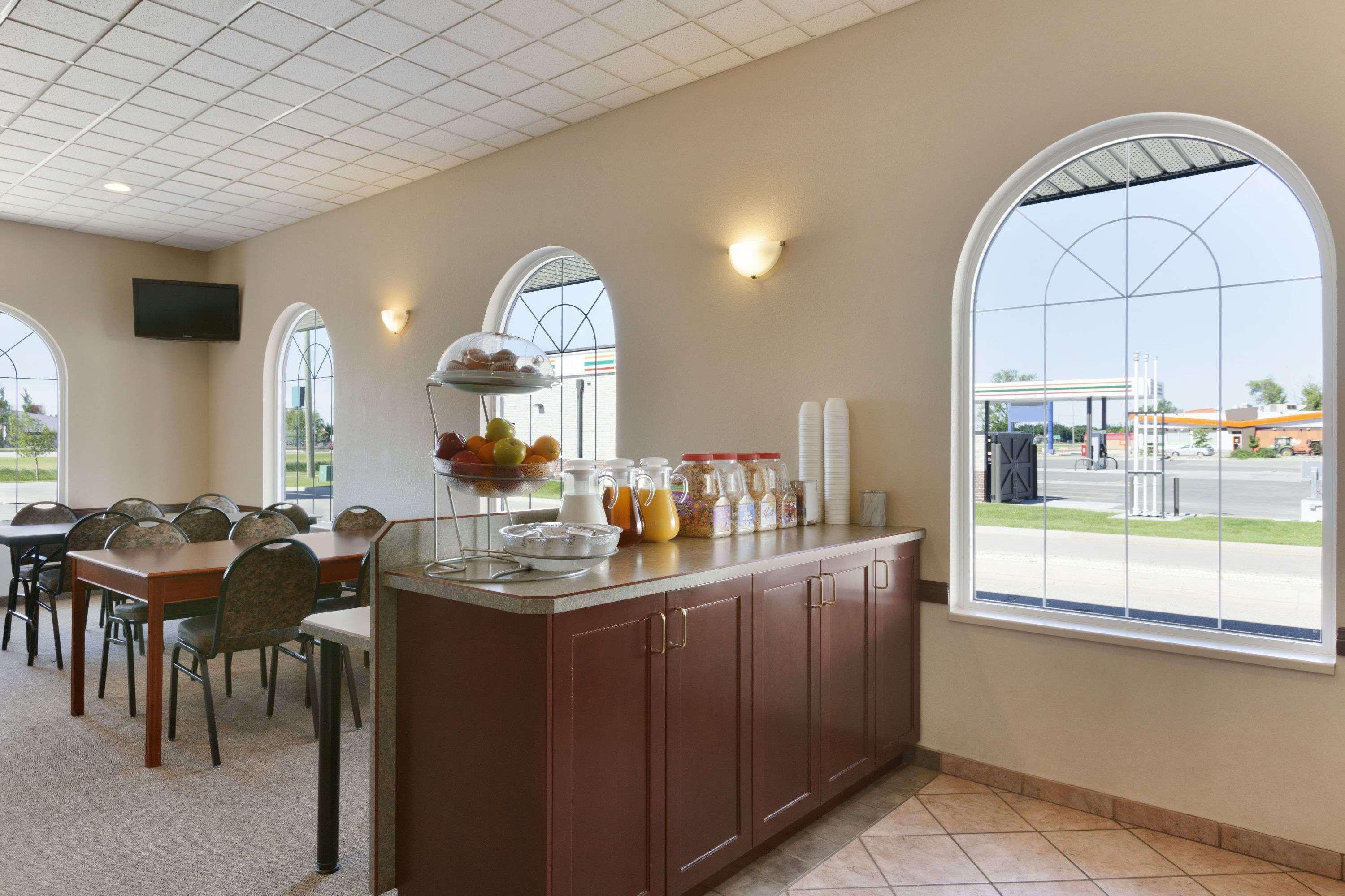 Days Inn & Suites By Wyndham Winkler Buitenkant foto